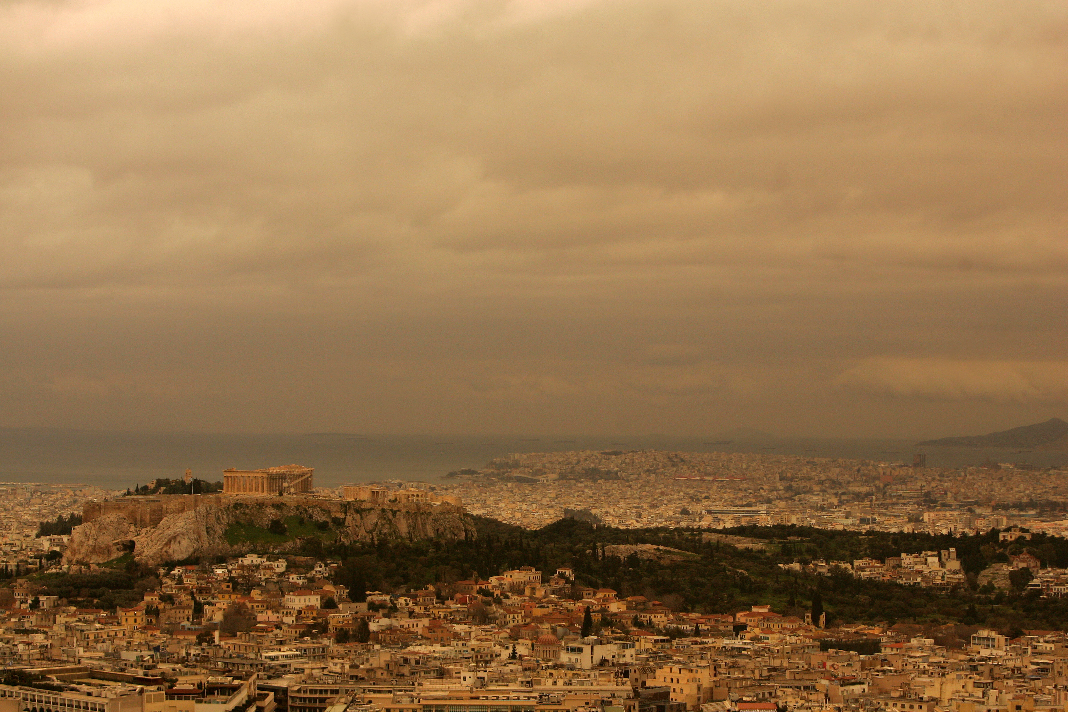 Καιρός : Συννεφιά, ζέστη και σκόνη τη Δευτέρα – Που θα φτάσει ο υδράργυρος