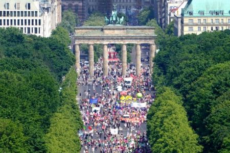 Γερμανία : Χιλιάδες στους δρόμους κατά του εθνικισμού εν όψει ευρωεκλογών