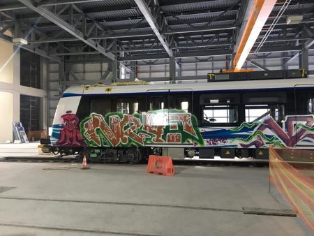 Θεσσαλονίκη : Ζωγράφισαν γκράφιτι και έγραψαν συνθήματα στα βαγόνια του μετρό