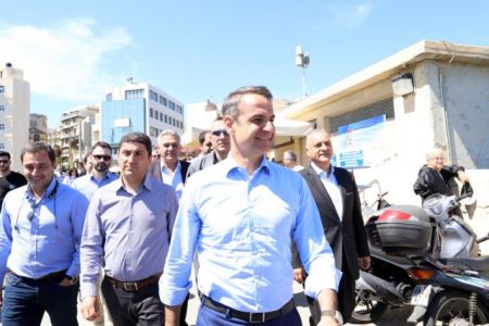 Μητσοτάκης σε πελάτες κουρείου: Δεν πιστεύω να τα παίρνετε ΣΥΡΙΖΑ…