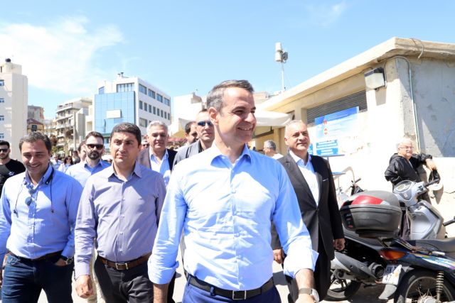 Μητσοτάκης σε πελάτες κουρείου: Δεν πιστεύω να τα παίρνετε ΣΥΡΙΖΑ…