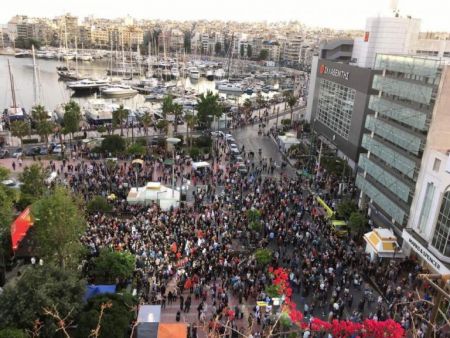 «Βούλιαξε» ο Τσίπρας στο λιμάνι