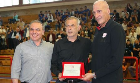 Οι βετεράνοι καλαθοσφαιριστές του Ολυμπιακού τίμησαν τον Γιάννη Μώραλη