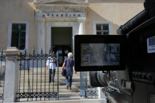 Elimination of civil service holiday bonuses constitutional Council of State rules | tovima.gr