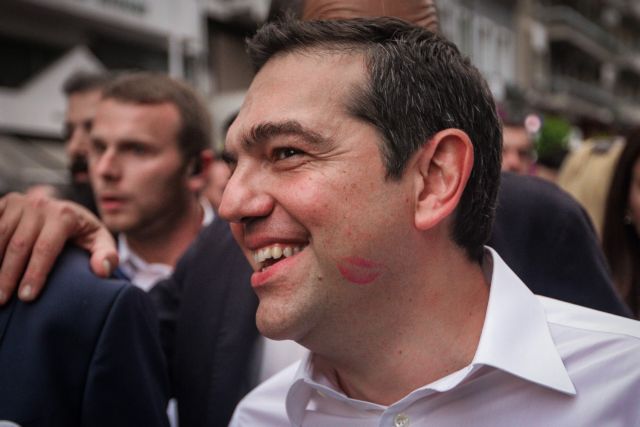 Η «επίθεση» αγάπης στον Τσίπρα και το σημάδι από… κραγιόν