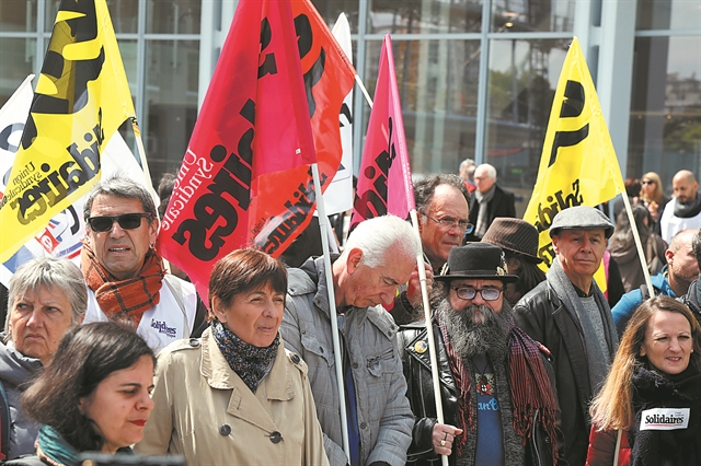 Στο εδώλιο για την «τριετία των αυτοκτονιών»