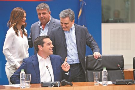 Απέναντι στις παροχές Τσίπρα η EE και το ΔΝΤ