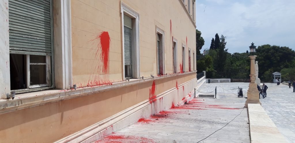 Επίθεση Ρουβίκωνα με μπογιές και καπνογόνα στη Βουλή λίγα 24ωρα πριν τις κάλπες (βίντεο)