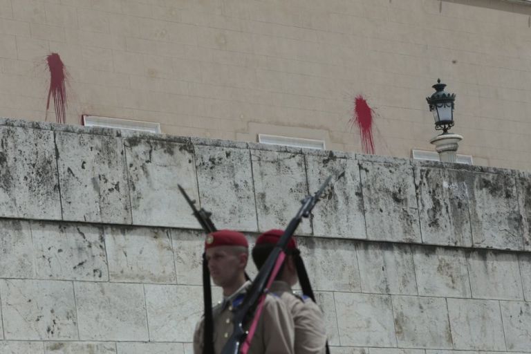 Tsipras, Voutsis condemn Rouvikonas’ vandalisation of Parliament