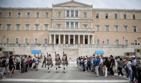 Διεθνής Τύπος για Ρουβίκωνα στη Βουλή: Τέτοιοι βανδαλισμοί, συχνοί στην Αθήνα