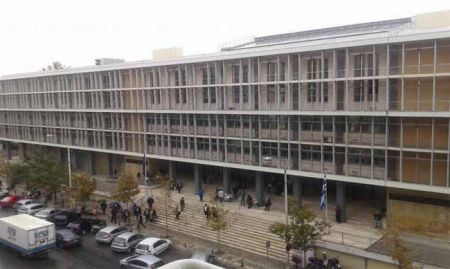 Θεσσαλονίκη : Πέταξαν τρικάκια στο δικαστήρια υπέρ Κουφοντίνα – 4 συλλήψεις