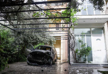 «Εμπρηστικοί αντιαστυνομικοί reporters»: Ανέλαβαν την ευθύνη για τον εμπρησμό του οχήματος της Μίνας Καραμήτρου