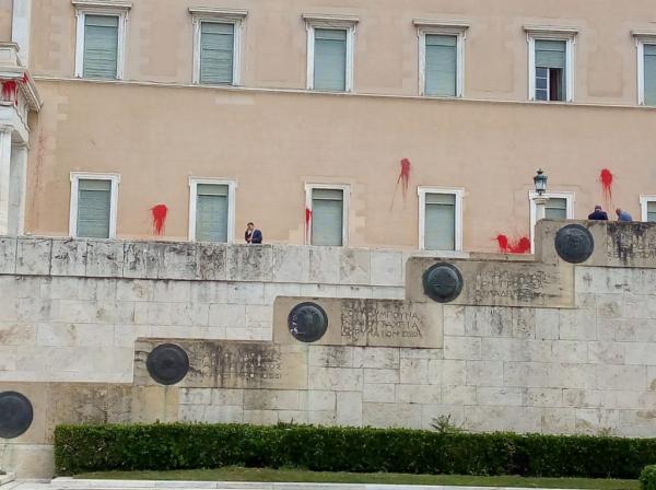 Eπίθεση Ρουβίκωνα στη Βουλή: σύσσωμη η καταδίκη των κομμάτων