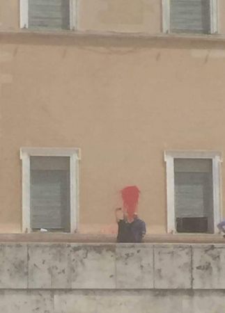 Προκαλεί η Χρυσή Αυγή – Ποιοι έβγαλαν σέλφι με φόντο τις μπογιές στη Βουλή (φωτό)