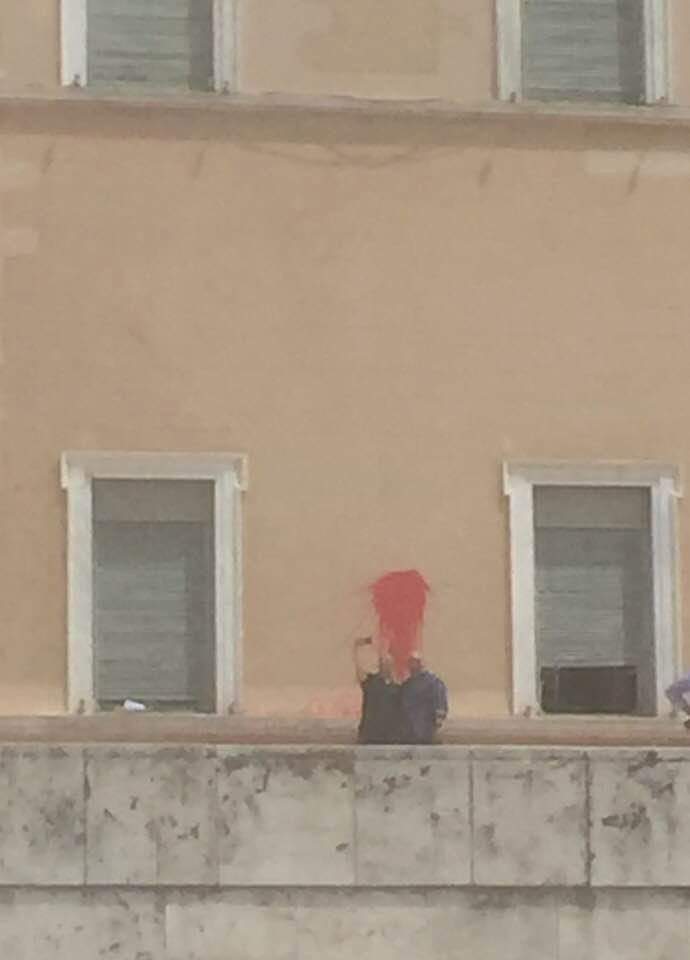 Προκαλεί η Χρυσή Αυγή – Ποιοι έβγαλαν σέλφι με φόντο τις μπογιές στη Βουλή (φωτό)