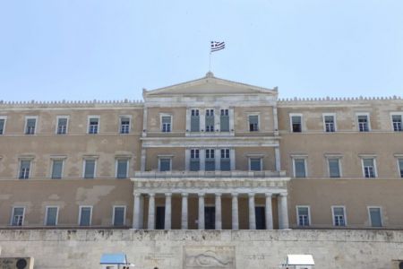 Επίθεση με μπογιές και καπνογόνα στη Βουλή