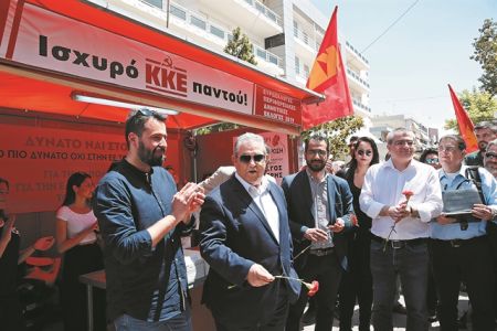 Σε καθοδική πορεία και η Αριστερά