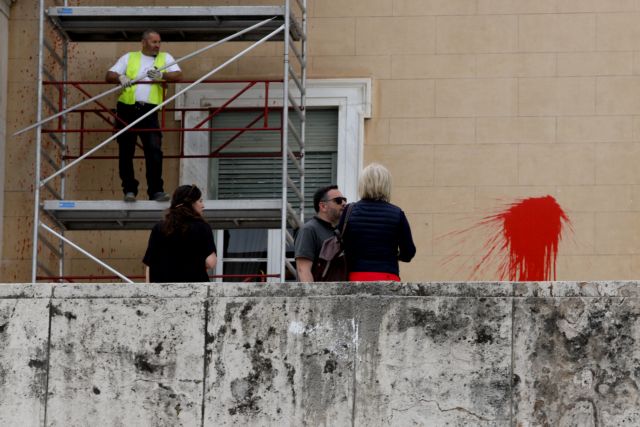 Kαθαρίζουν τις μπογιές του Ρουβίκωνα στη Βουλή [Εικόνες]