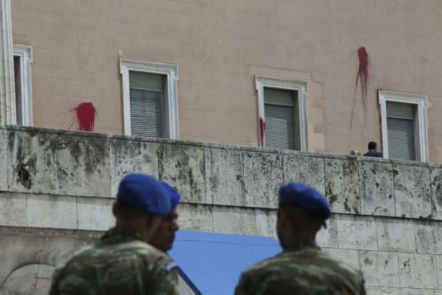 Για κακούργημα διώκεται το μέλος του Ρουβίκωνα που συνελήφθη χθες στη Βουλή