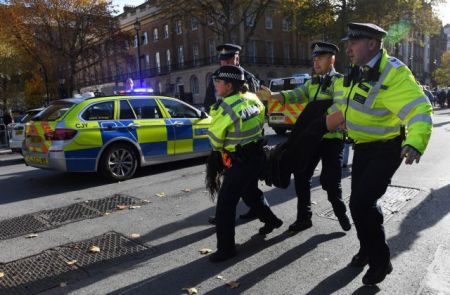 Συναγερμός στο Λονδίνο – Κλειστοί οι δρόμοι για ύποπτο αντικείμενο