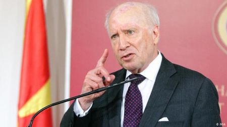 Νίμιτς στη DW: Τσίπρας και Ζάεφ δικαιούνται επαίνους