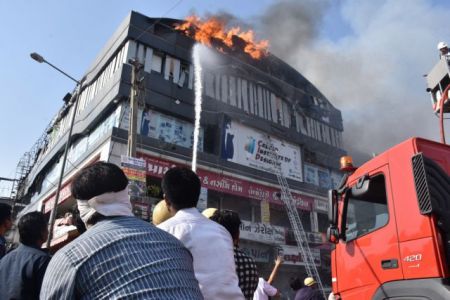 Ινδία: Τουλάχιστον 18 μαθητές σκοτώθηκαν σε πυρκαγιά σε εμπορικό κέντρο