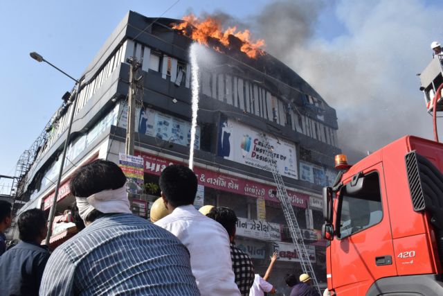 Ινδία: Τουλάχιστον 18 μαθητές σκοτώθηκαν σε πυρκαγιά σε εμπορικό κέντρο
