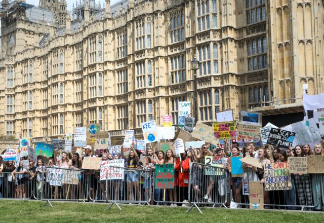 Παγκόσμια απεργία για το κλίμα: Χιλιάδες νέοι διαδήλωσαν στους δρόμους