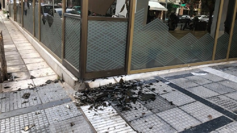 Θεσσαλονίκη: Εσπασαν τζαμαρία σε τράπεζα