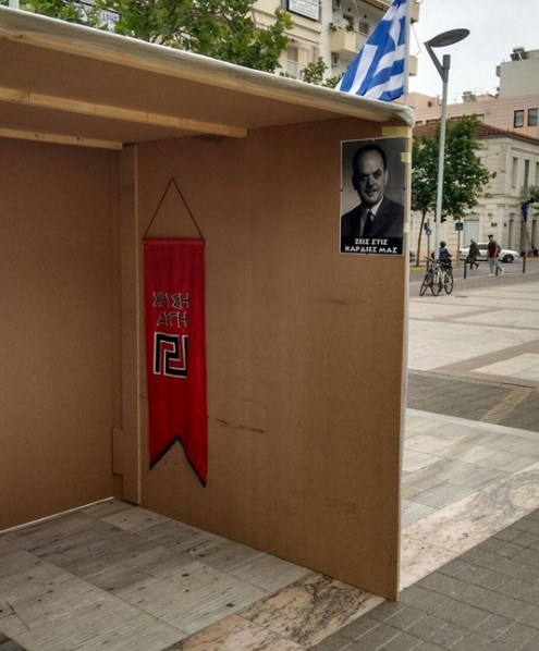 Καλαμάτα: Γκρέμισαν το περίπτερο της Χ.Α που είχε αφίσα του Παπαδόπουλου
