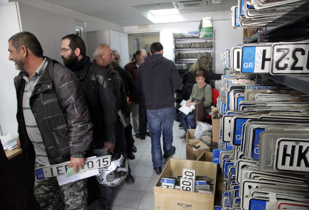 Πινακίδες και άδειες οδήγησης επιστρέφονται λόγω εκλογών
