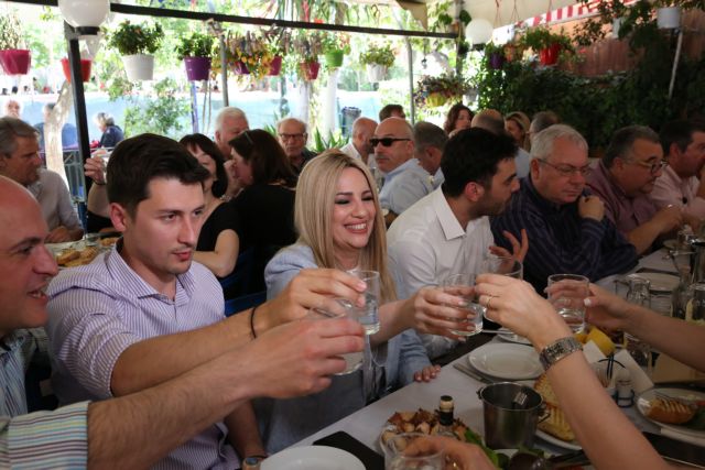 Γεννηματά: Στιγμές χαλάρωσης σε ταβέρνα στην Καισαριανή