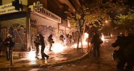 Εμπρησμοί, επιθέσεις με μολότοφ και πυροβολισμοί τη νύχτα σε Αττική-Θεσσαλονίκη