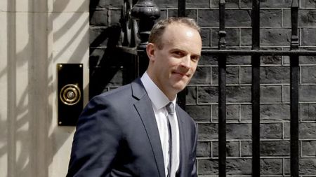 Βρετανία: Ο Ντόμινικ Ράαμπ θα διεκδικήσει την ηγεσία των Συντηρητικών