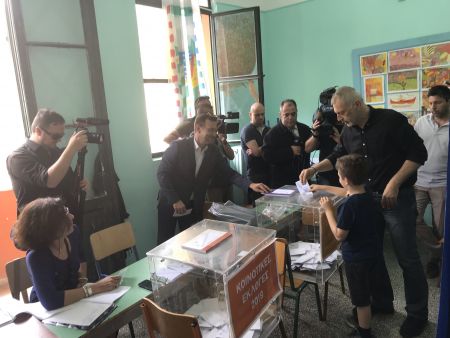 Ψήφισε στον Πειραιά ο Γιάννης Μώραλης: «Κορυφαία διαδικασία της δημοκρατίας»