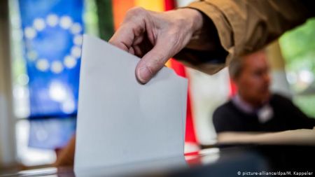 DW : Ευρωεκλογές και σενάρια πρόωρων εκλογών στη Γερμανία