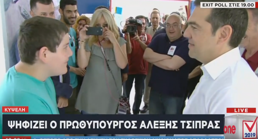 Η συνάντηση του Αλέξη Τσίπρα με 14χρονο μαθητή στο εκλογικό κέντρο