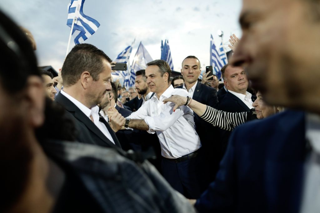 Μαζί με τον γιο του ψήφισε ο Κυριάκος Μητσοτάκης