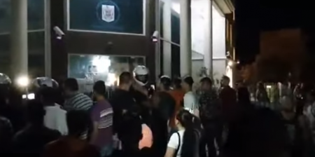 Σοβαρά επεισόδια έξω από την Πρεσβεία της Ρουμανίας