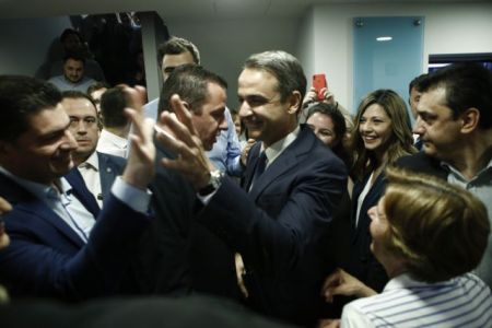 ND enters parliamentary race with momentum, SYRIZA scampers to recover