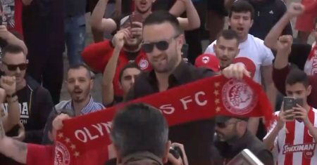 Αποθεώθηκε ο Βαλμπουενά στα γραφεία της ΠΑΕ Ολυμπιακός