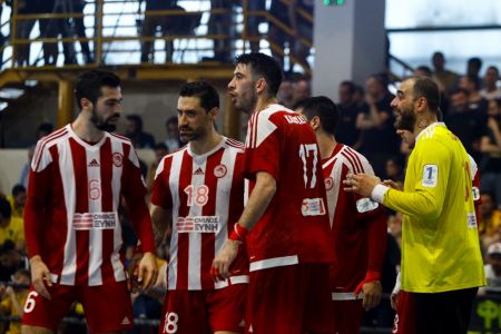 Χαμός στο ΟΑΚΑ: Προσωρινή διακοπή στο ΑΕΚ – Ολυμπιακός