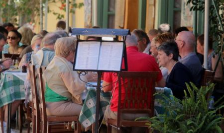 Πώς «έφαγαν» τη μείωση του ΦΠΑ στην εστίαση