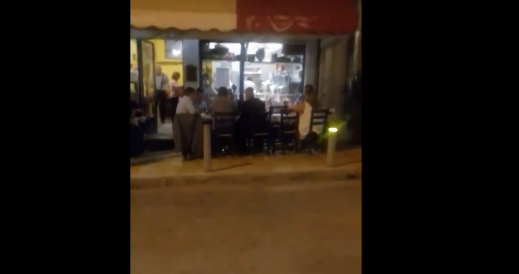 Αντιεξουσιαστές προκάλεσαν με χυδαία συνθήματα τον Κ. Μπακογιάννη στα Άνω Πετράλωνα