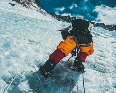 Έβερεστ:  Ορειβάτες περπατούν δίπλα σε σορό