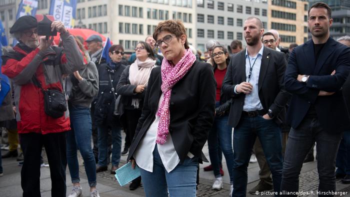 DW: Σε δεινή θέση η πρόεδρος της CDU λόγω YouTube