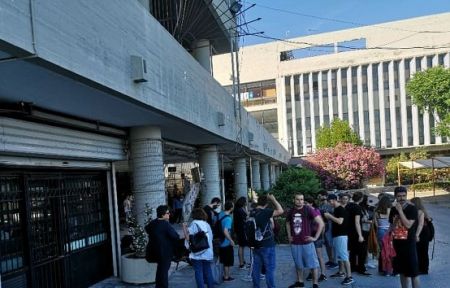 Αποχώρησαν οι φοιτητές που είχαν εισβάλει στη συνεδρίαση της συγκλήτου του ΑΠΘ