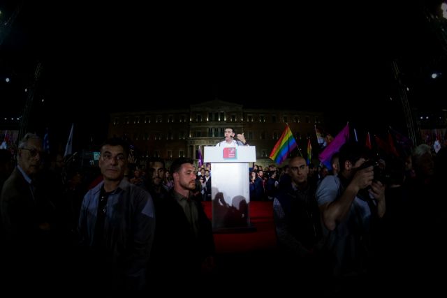 Bloomberg: Θέτει το ερώτημα αν «ήρθε το τέλος του Τσίπρα»