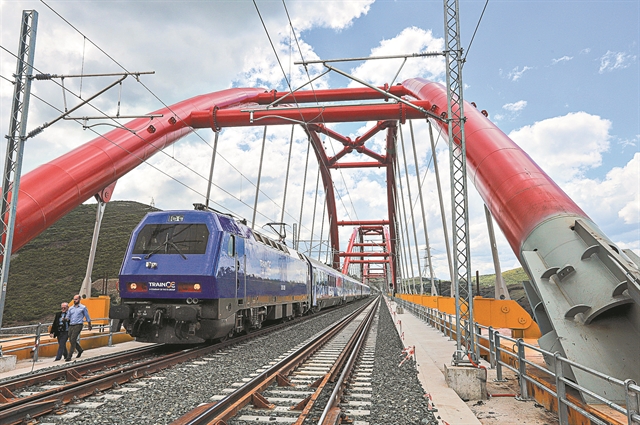 Γιατί αργούν να μπουν στις ράγες τα τρένα