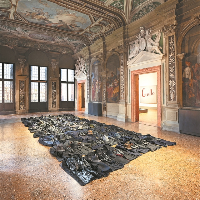 O Κουνέλλης κλέβει τις εντυπώσεις στη Βενετία